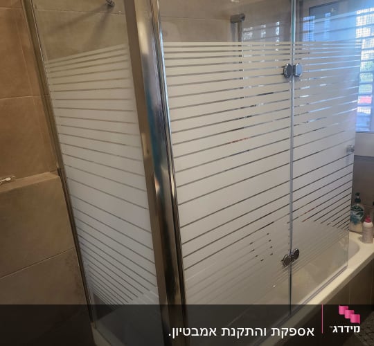 מקלחון זכוכית עם דלתות הזזה ופסים אופקיים